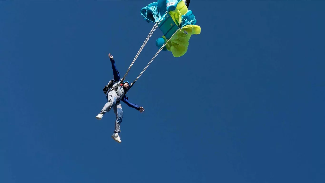 élève en chute libre lors de l'ouverture de son parachute au dessus d'Avignon Pujaut