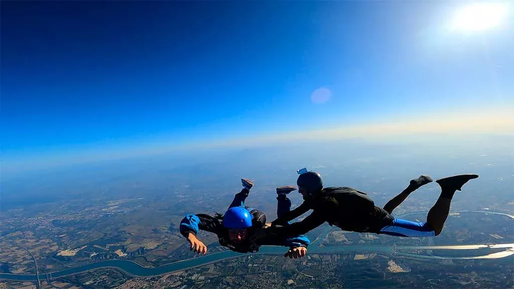 un saut d'initiation en parachute dans le ciel d'Avignon Pujaut